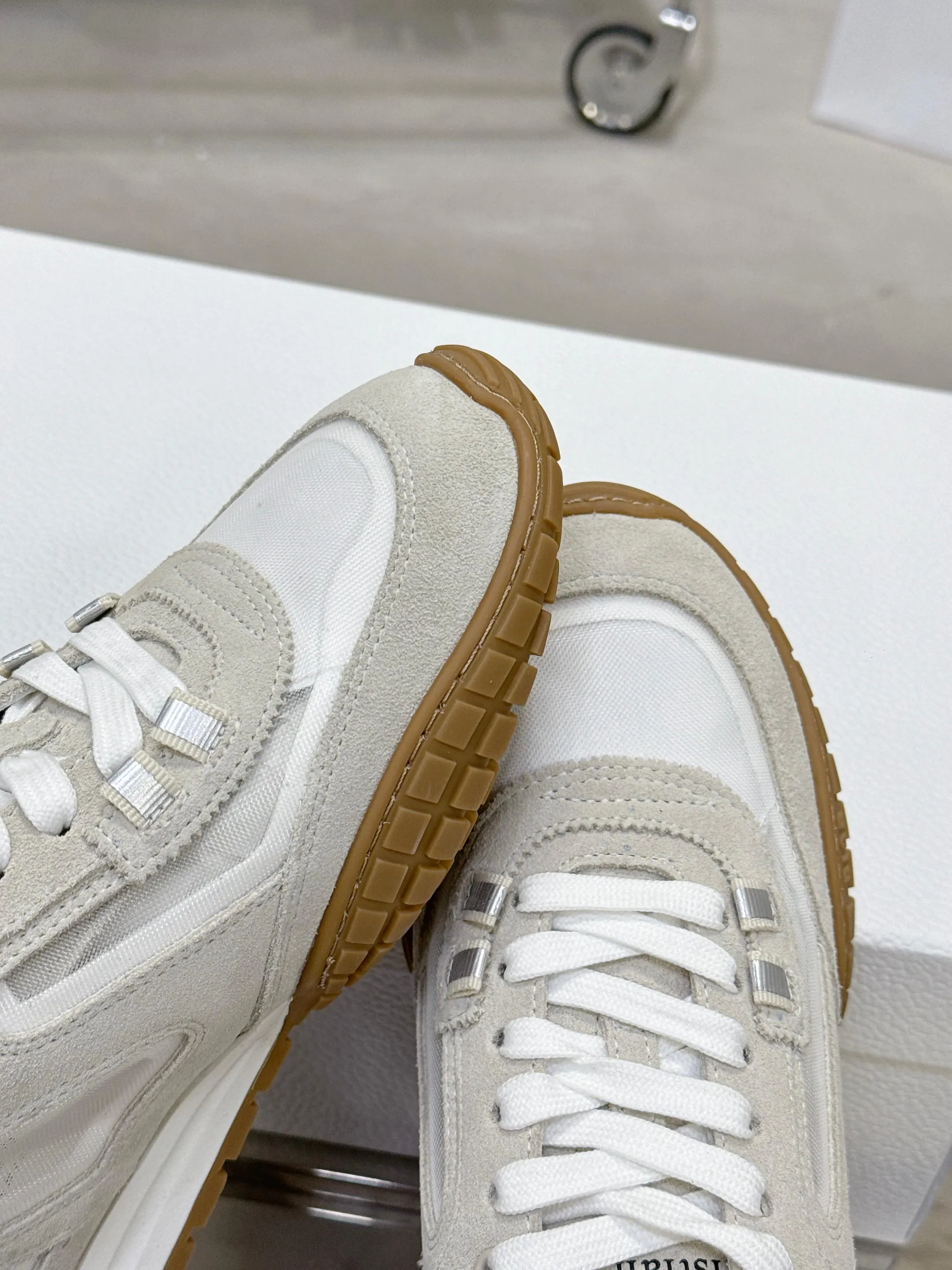 Factory price 640💰 Top version! ! ! Dior Tech sneakers Dior Tech is newly launched, with exquisite color matching and autumn and winter atmosphere. This Dior Tech sneaker is a new product in the 2026 early spring ready-to-wear series. It is equipped with fashionable details and highlights the retro aesthetics. Made of calfskin and suede calfskin upper with transparent mesh side panels and ChristianDior Paris signature on the heel and tongue. A textured, tonal Dior signature sole adds couture style. Upper material: Textile, cowhide split leather, cowhide leather with Christian Dior Paris logo on the heel and tongue Textured Dior logo rubber sole embellished with Christian Dior's lucky star symbol! Size 35-46 (40 for women, 41 for men, 38.45.46, custom made and non-refundable)